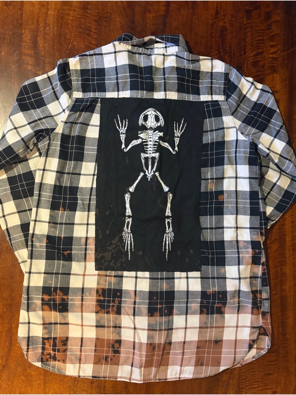Upcycled Frog Skeleton Graphic Bleach
Dyed White & Black Plaid Flannel Sz
L Tall